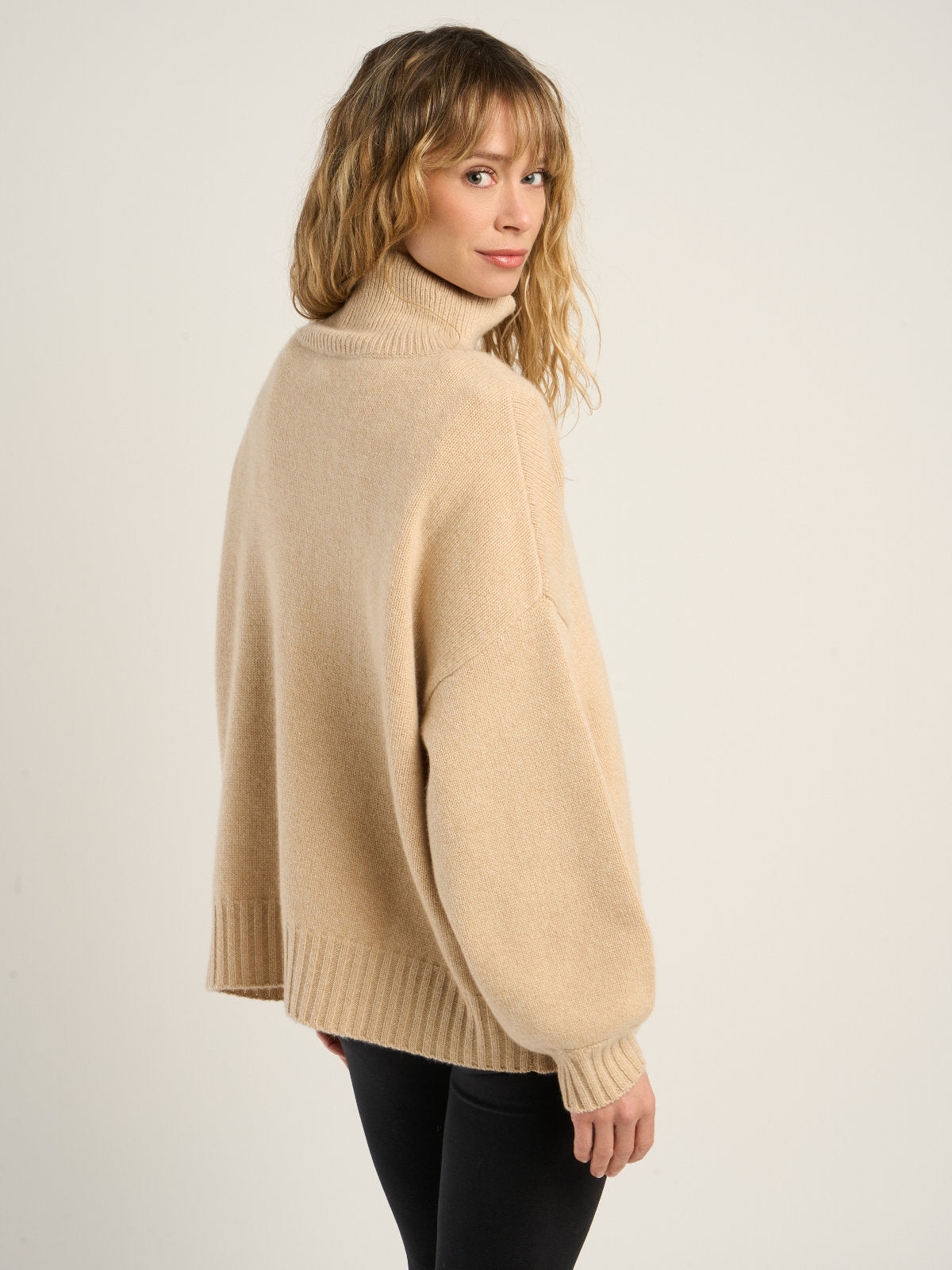 Pull oversize col montant pour femme, en cachemire beige  – vue de dos