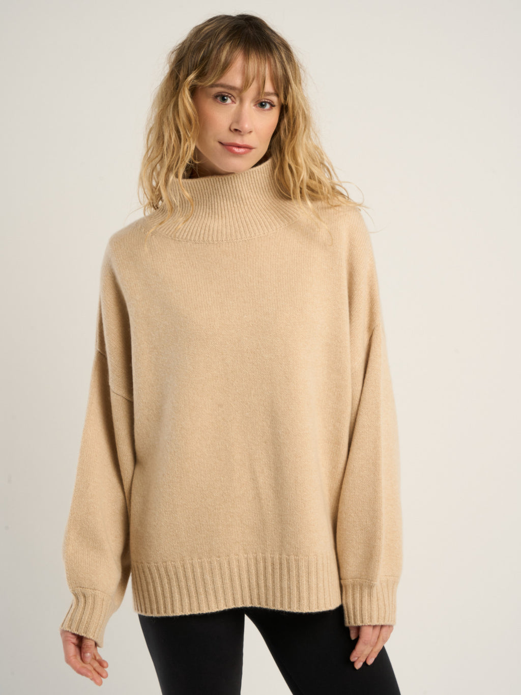 Pull oversize col montant pour femme, en cachemire beige  – vue de face