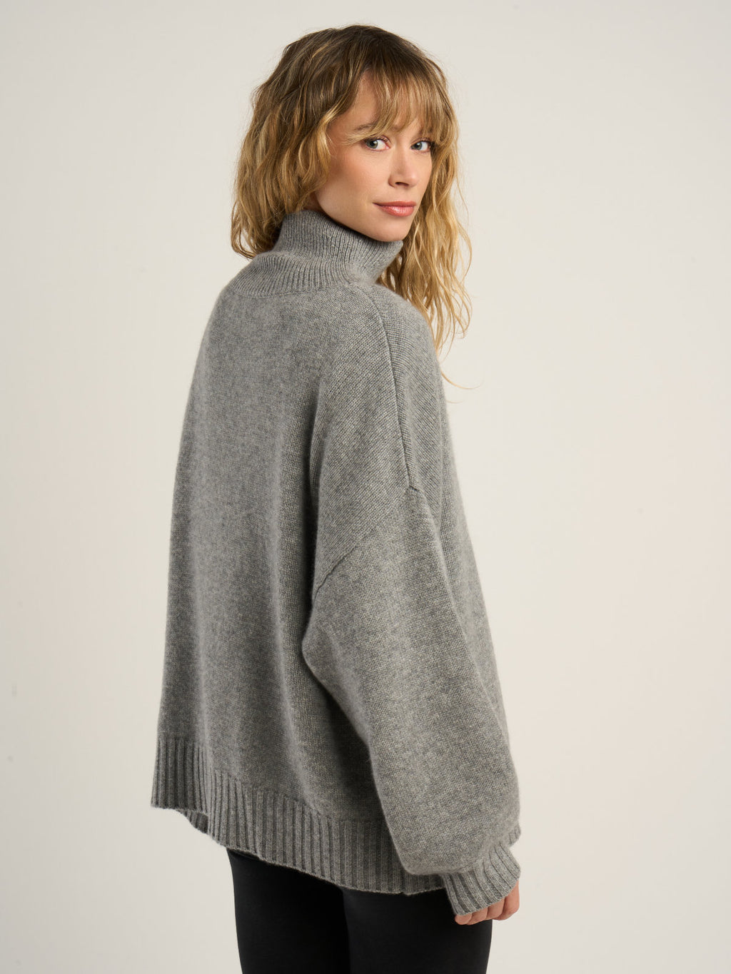 Pull oversize col montant pour femme, en cachemire gris clair  – vue de côté