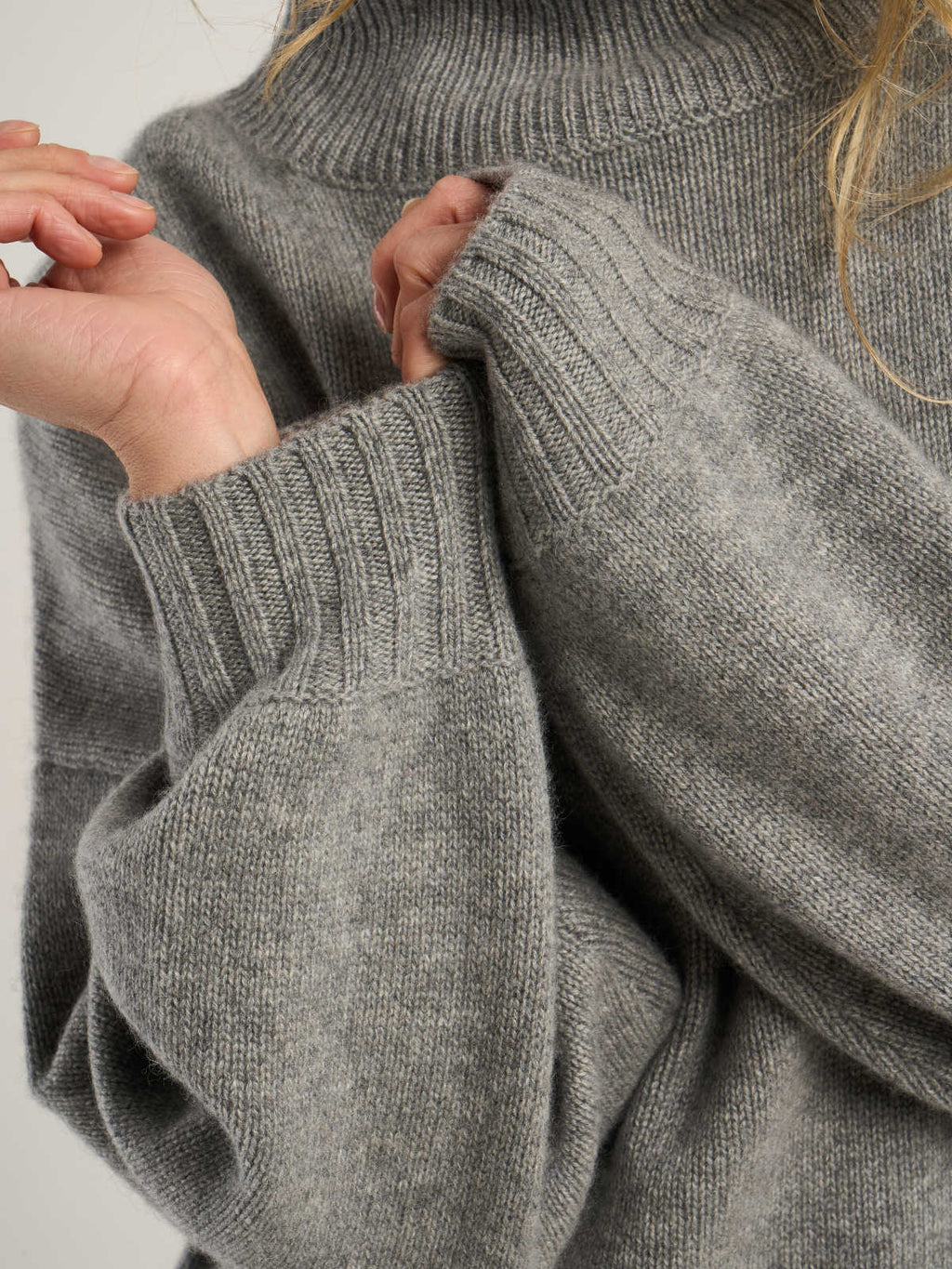Pull oversize col montant pour femme, en cachemire gris clair  – vue de détail