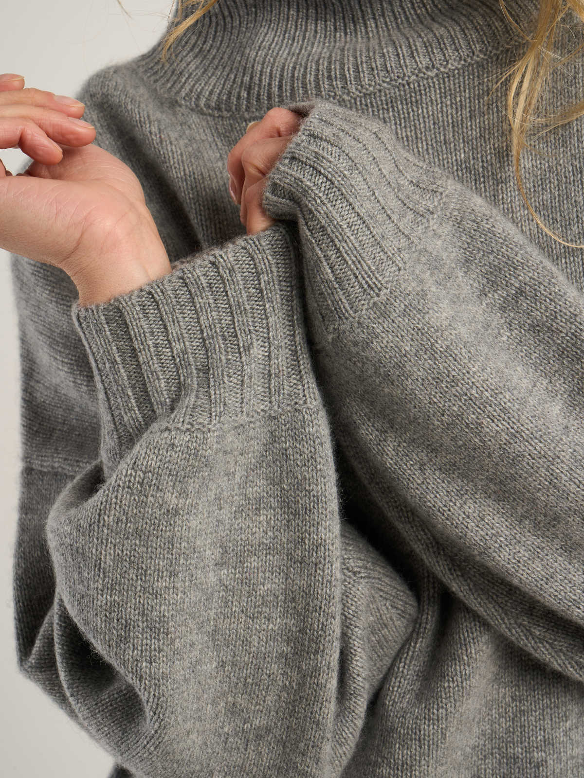 Pull oversize col montant pour femme, en cachemire gris clair  – vue de détail