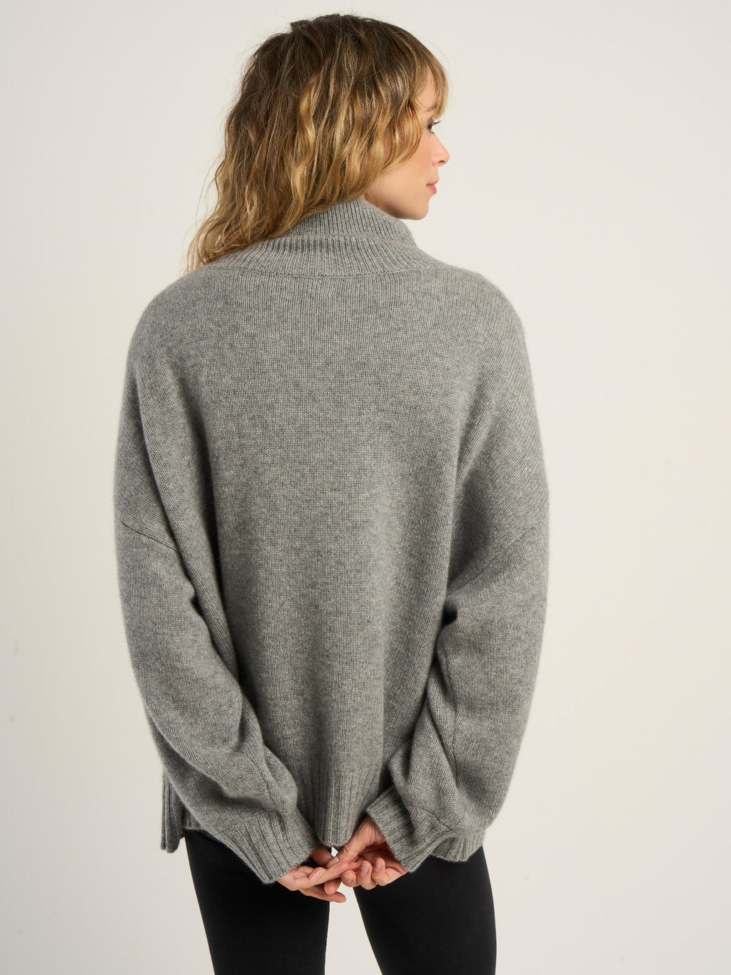 Pull oversize col montant pour femme, en cachemire gris clair  – vue de dos
