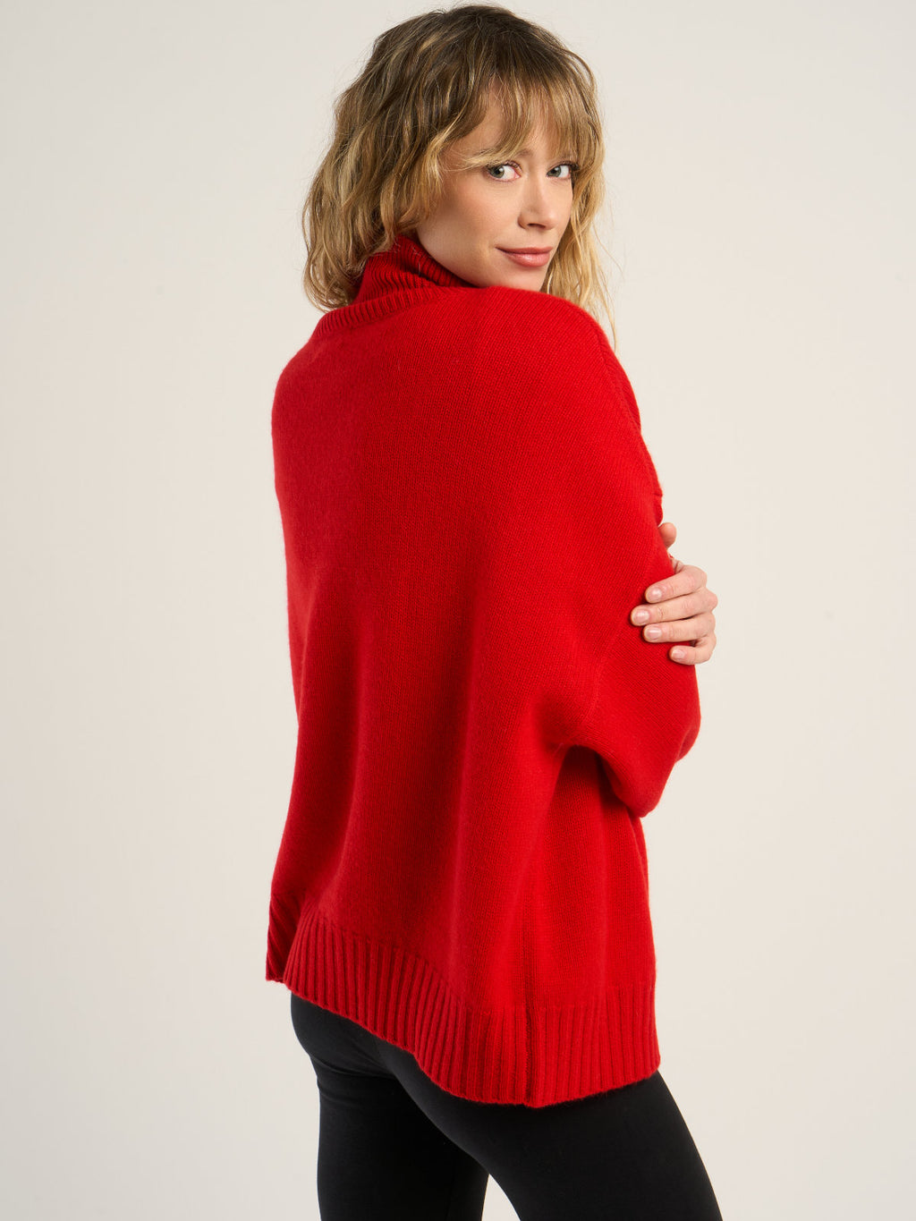 Pull oversize col montant pour femme, en cachemire rouge  – vue de côté