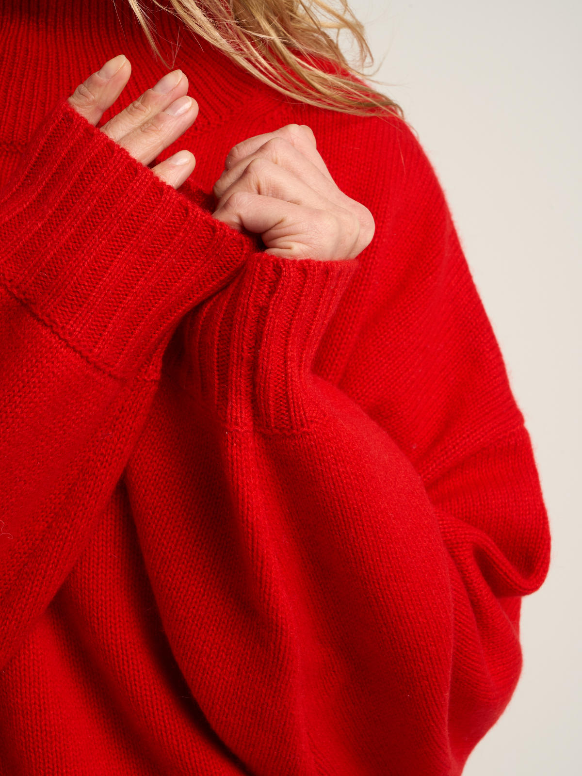 Pull oversize col montant pour femme, en cachemire rouge  – vue de détail