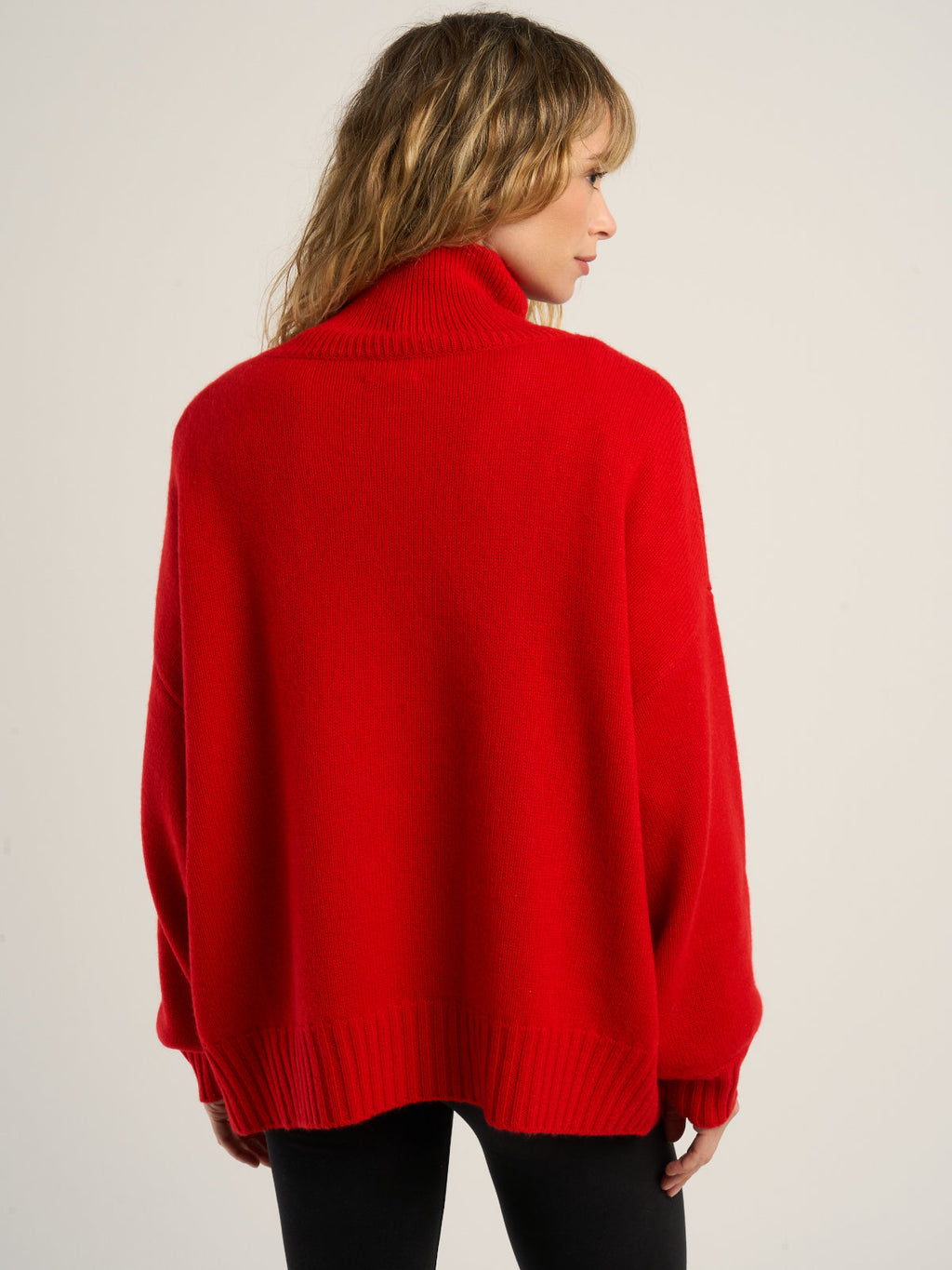 Pull oversize col montant pour femme, en cachemire rouge  – vue de dos