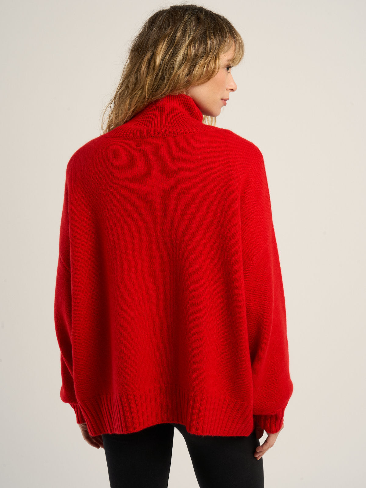 Pull oversize col montant pour femme, en cachemire rouge  – vue de dos