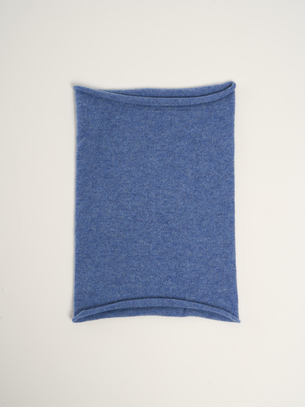 Tour de cou snood pour femme, en cachemire bleu ciel  – vue de dessus