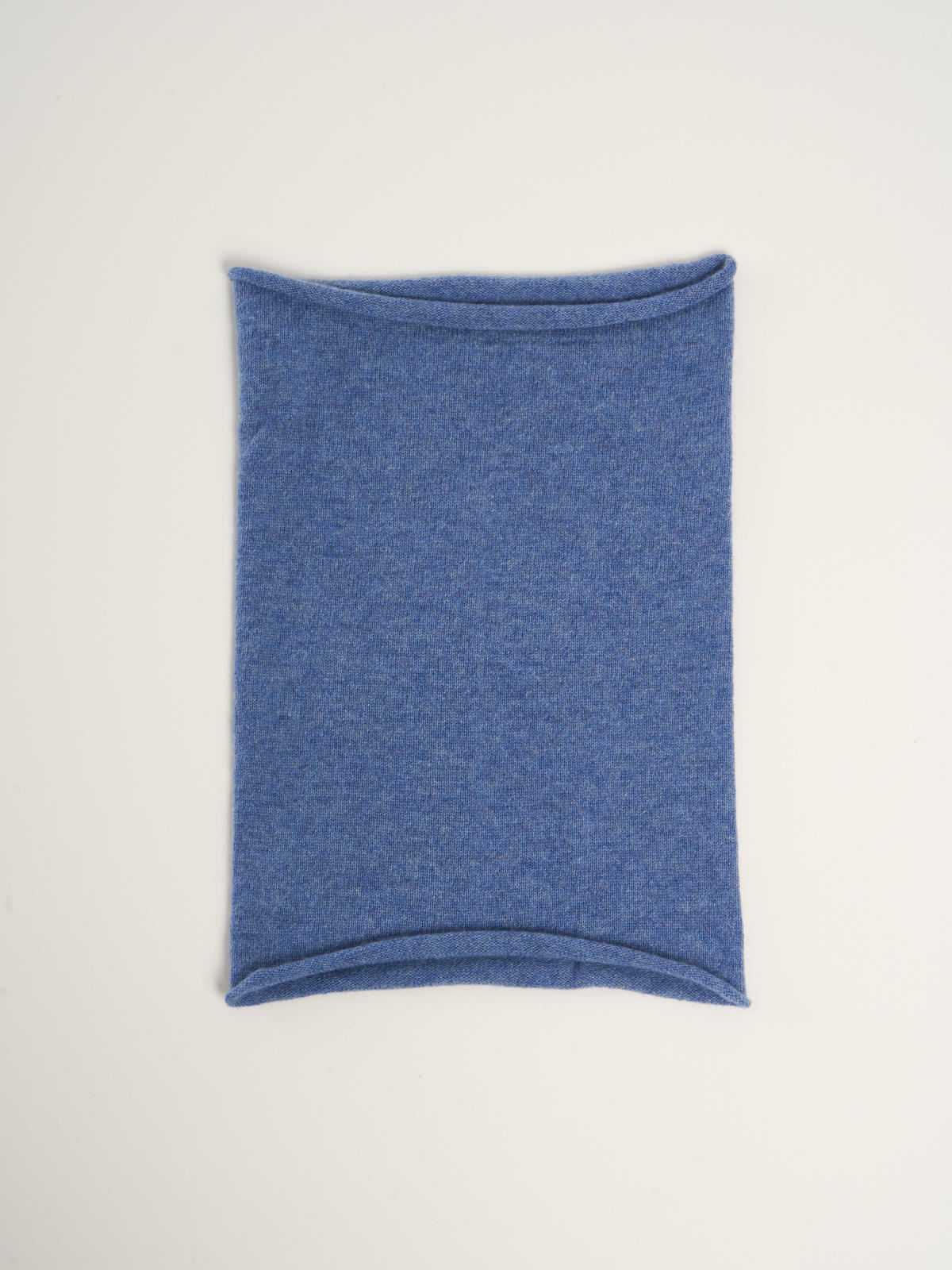 Tour de cou snood pour femme, en cachemire bleu ciel  – vue de dessus