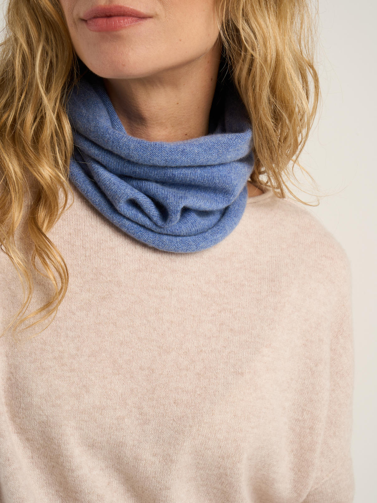 Tour de cou snood pour femme, en cachemire bleu ciel  – vue de détail