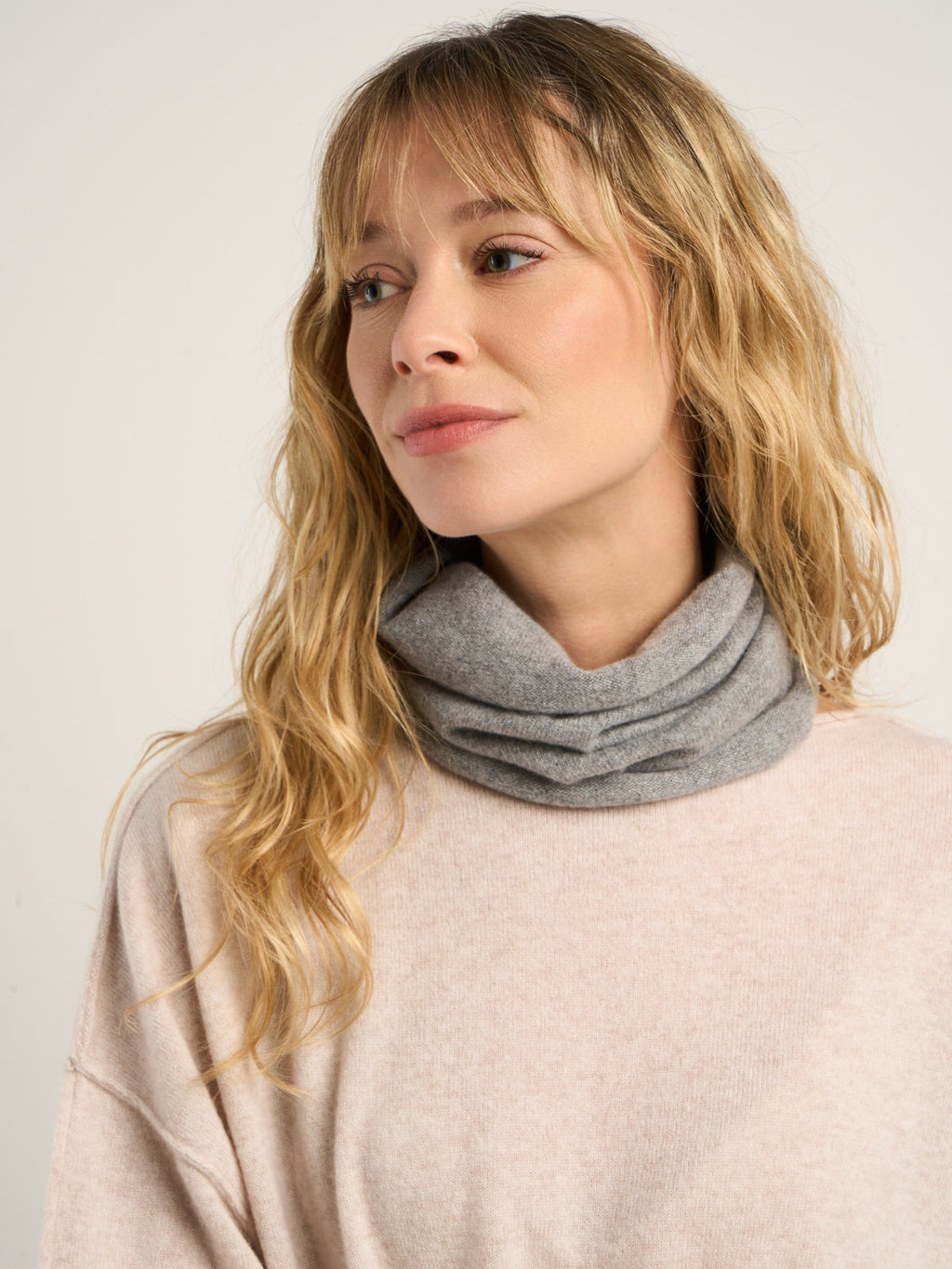 Tour de cou snood pour femme, en cachemire gris moyen  – vue de détail