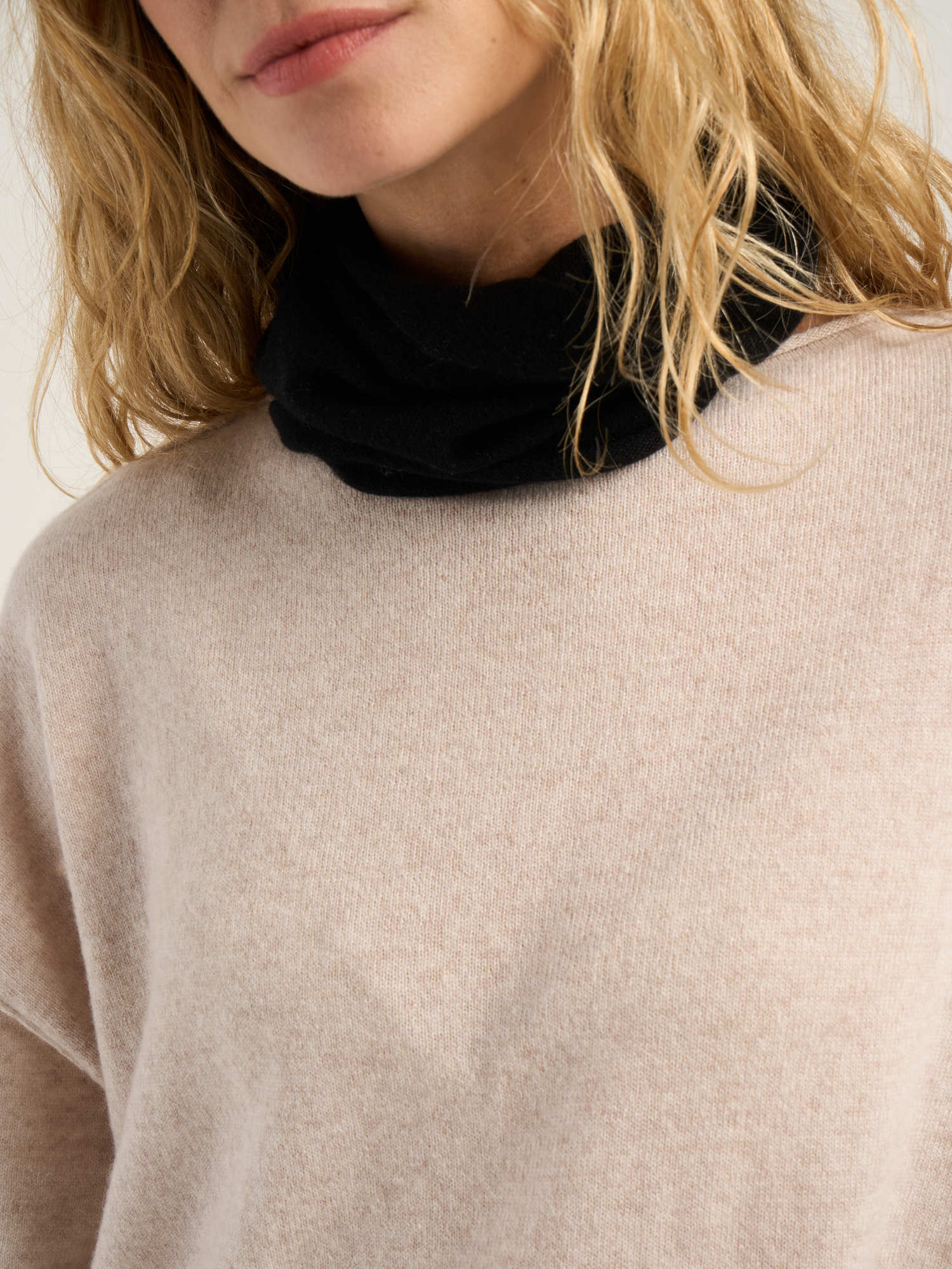 Tour de cou snood pour femme, en cachemire noir  – vue de détail